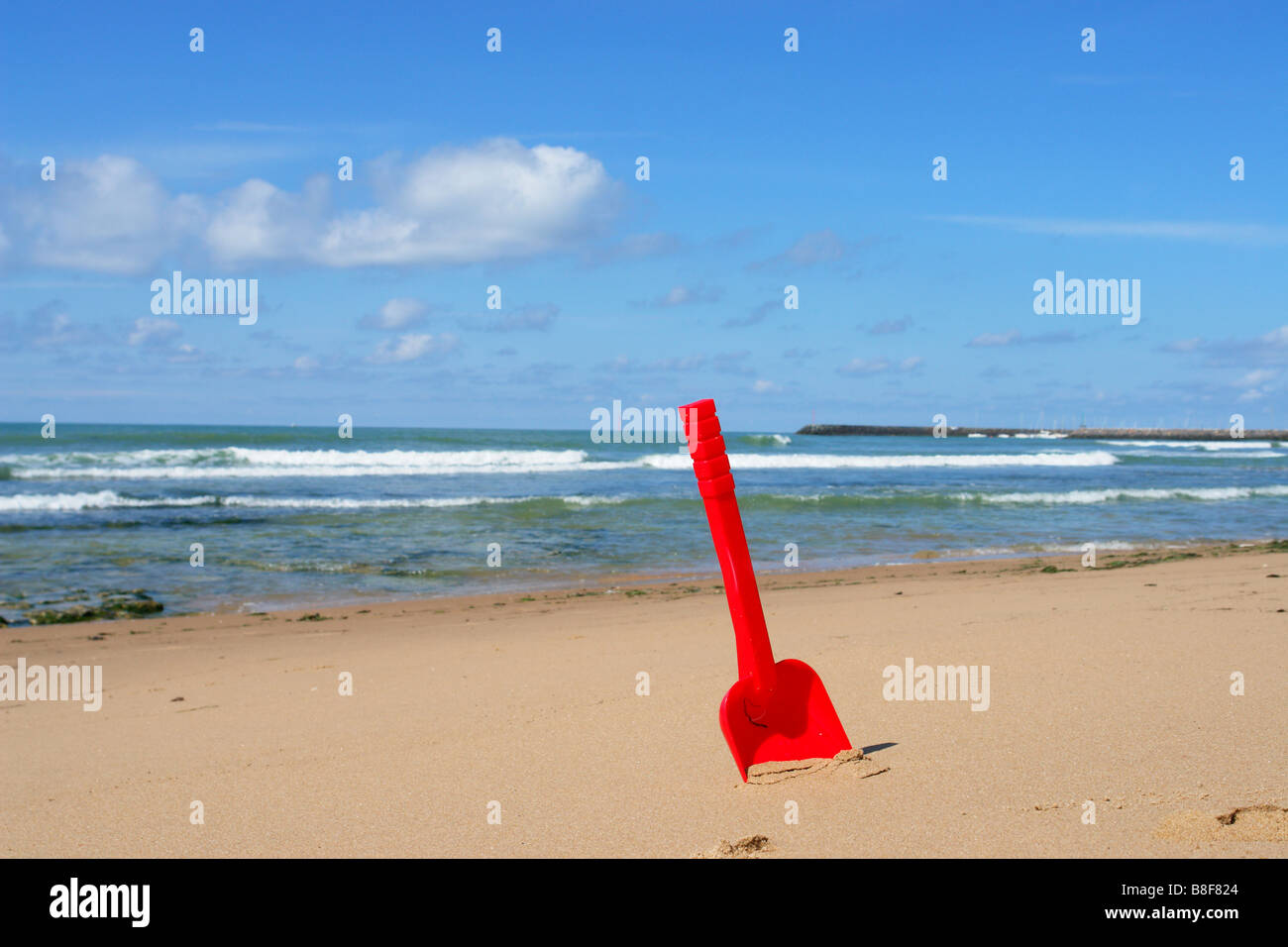 Une pelle rouge à la plage Banque D'Images