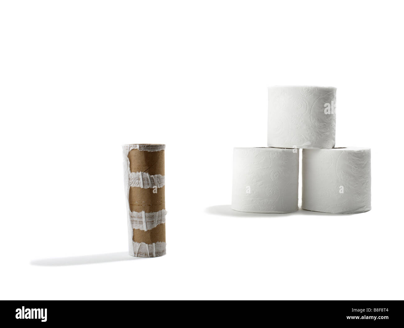 Rouleaux de papier hygiénique avec rouleau vide en premier plan Banque D'Images