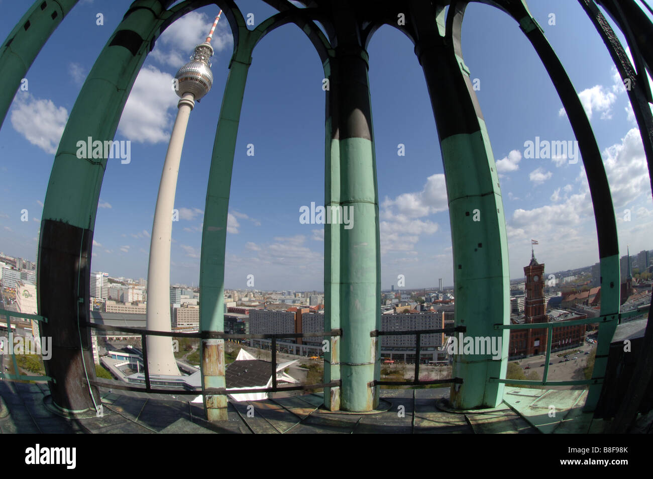 Tour de la télévision de l'Alexanderplatz Berlin Allemagne vue depuis St Marien kirche. vers l'hôtel de ville rouge Banque D'Images