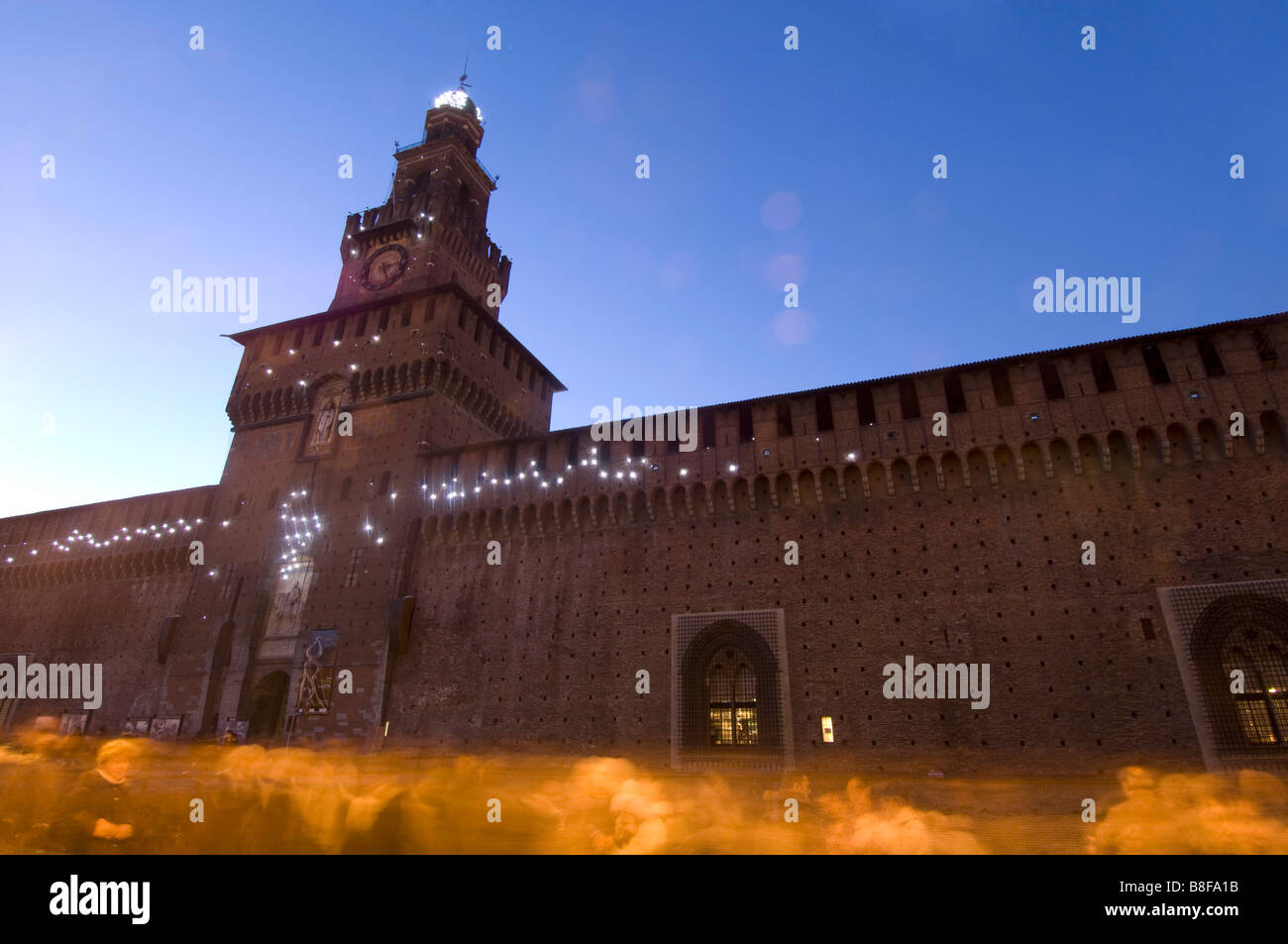 Castello Sforzesco Milan Italie avec installation lumineuse Banque D'Images