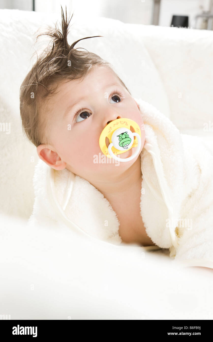 Bébé en robe de chambre après la prise de baignoire Banque D'Images