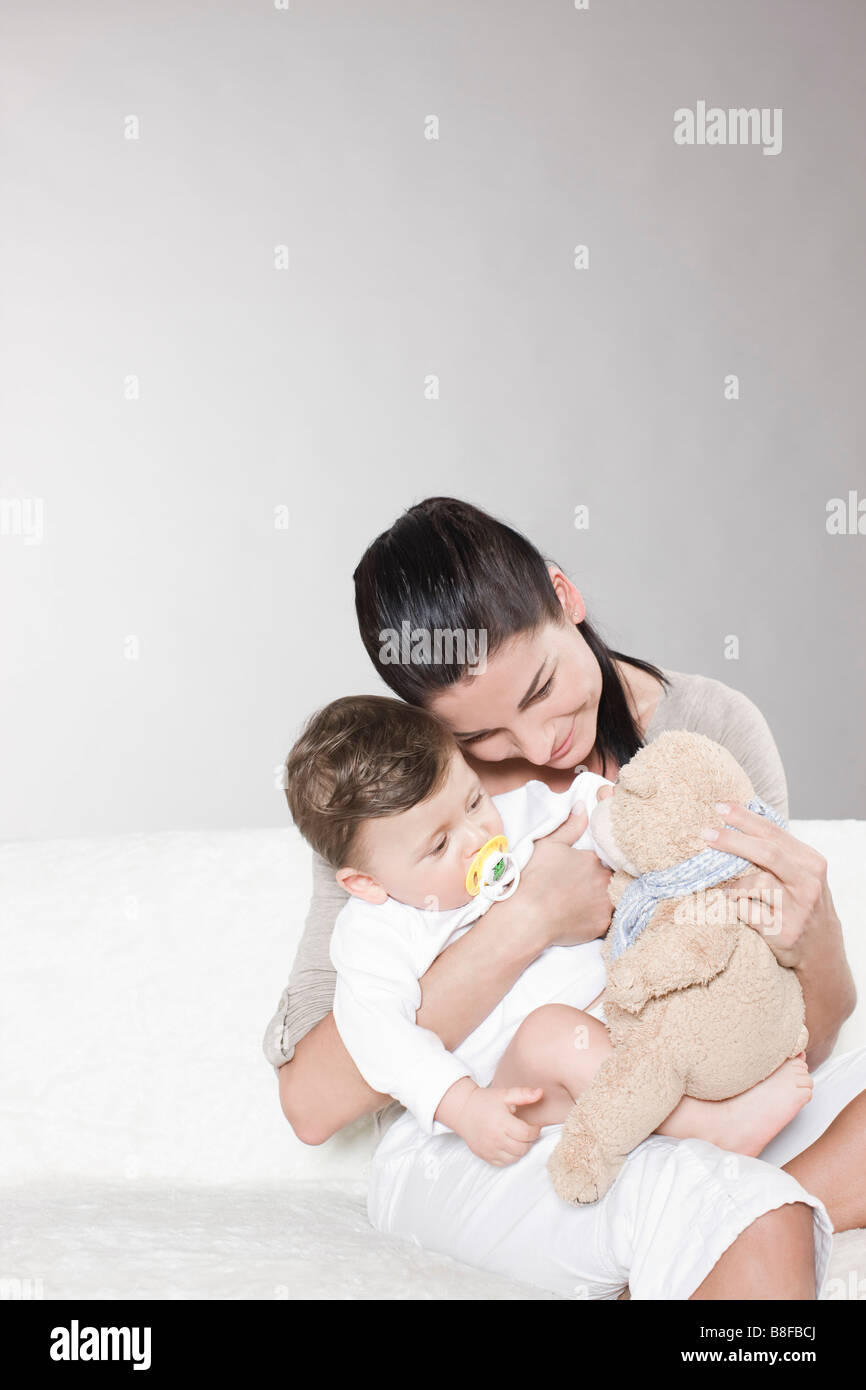 La mère et l'enfant jouer avec teddy-bear Banque D'Images