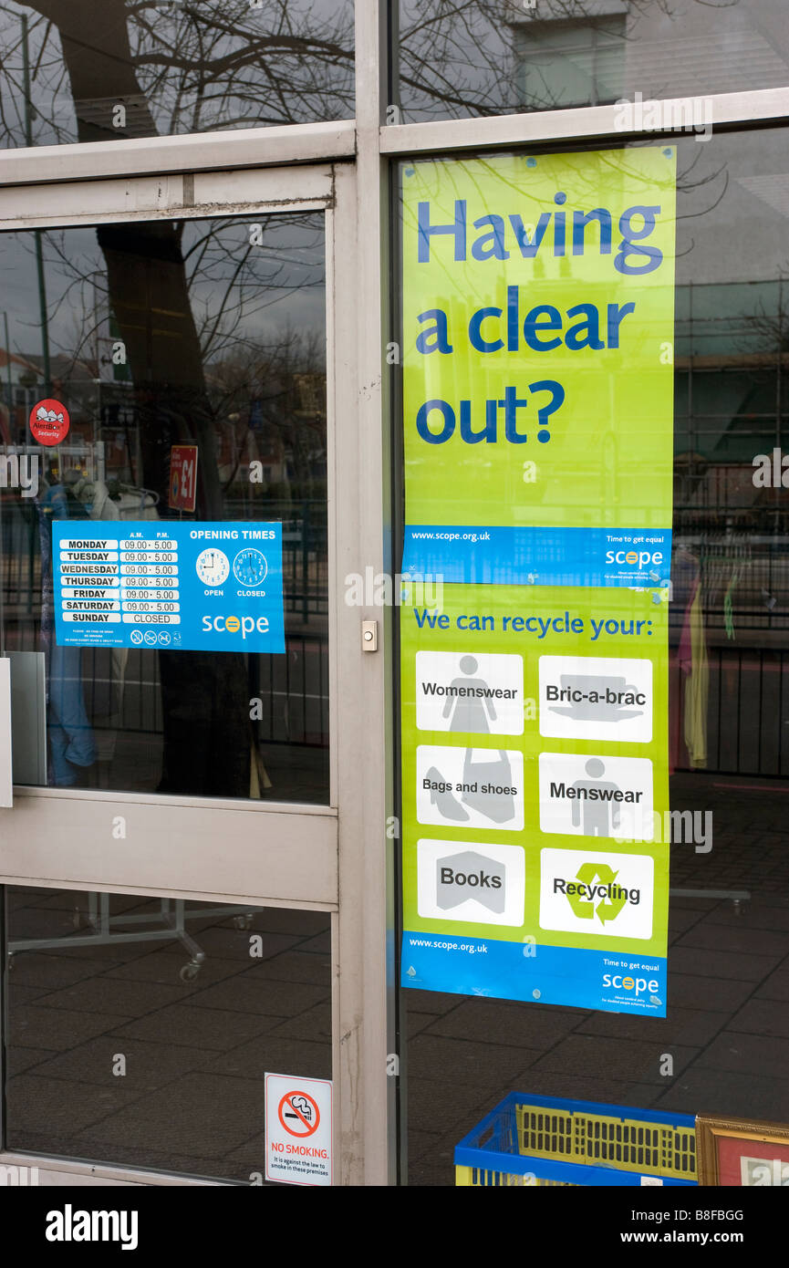 Champ d'un magasin de charité à New Malden UK London publicité pour les dons dans l'une de leurs vitrines Banque D'Images