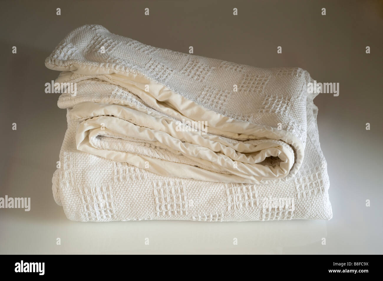 Blanche épaisse bordée couverture pliée Banque D'Images