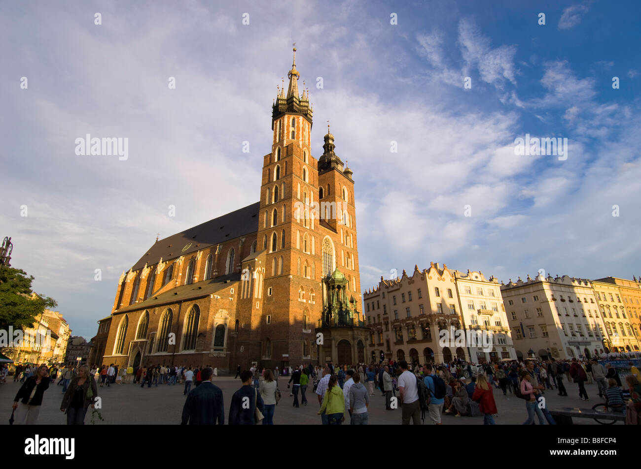 Pologne Cracovie Église Mariacki et de la place principale Banque D'Images