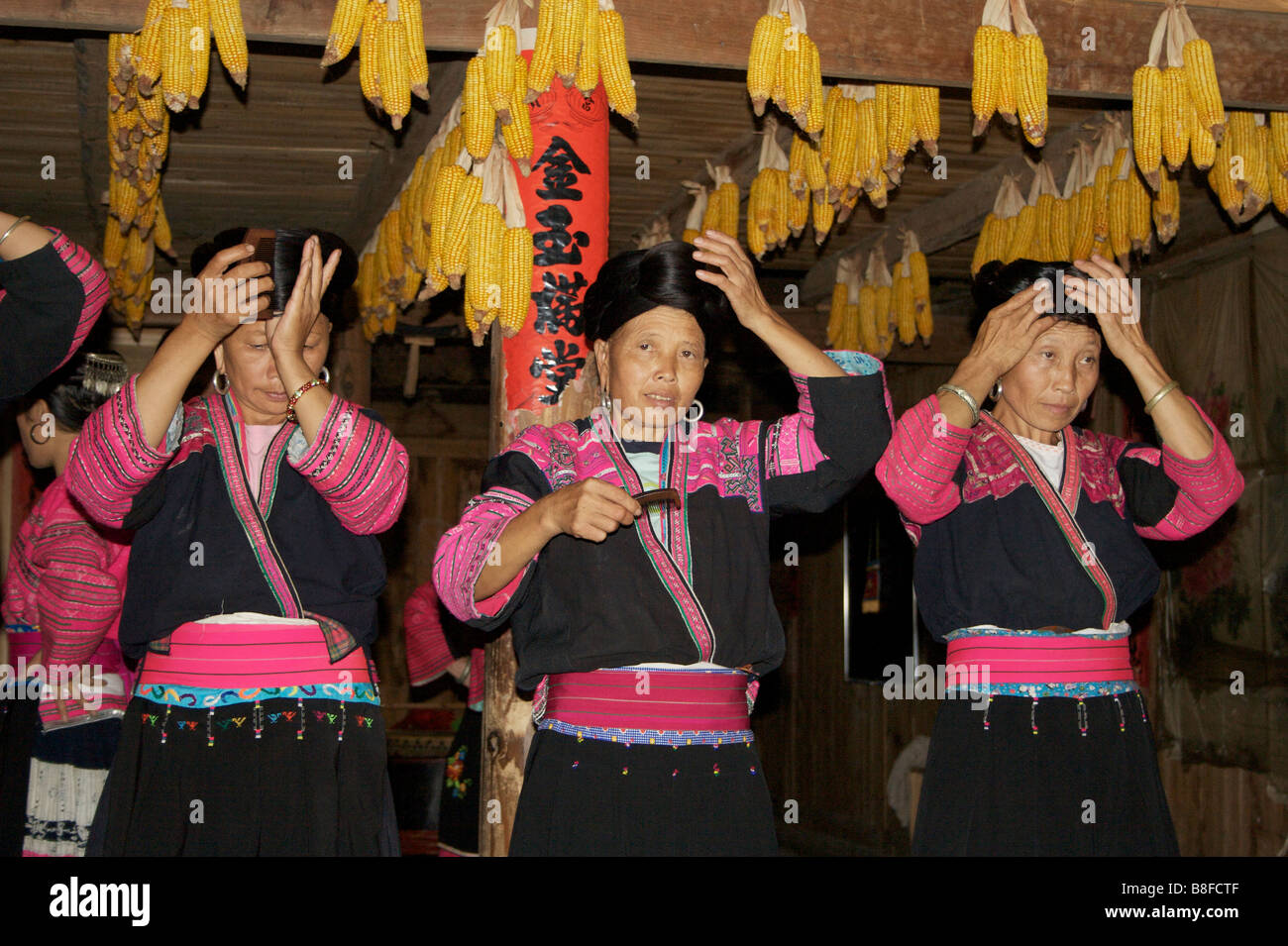 Les femmes Yao retroussent leurs cheveux longs et l'attachant à un turban sur la tête de la Chine Guangxi Longsheng Banque D'Images