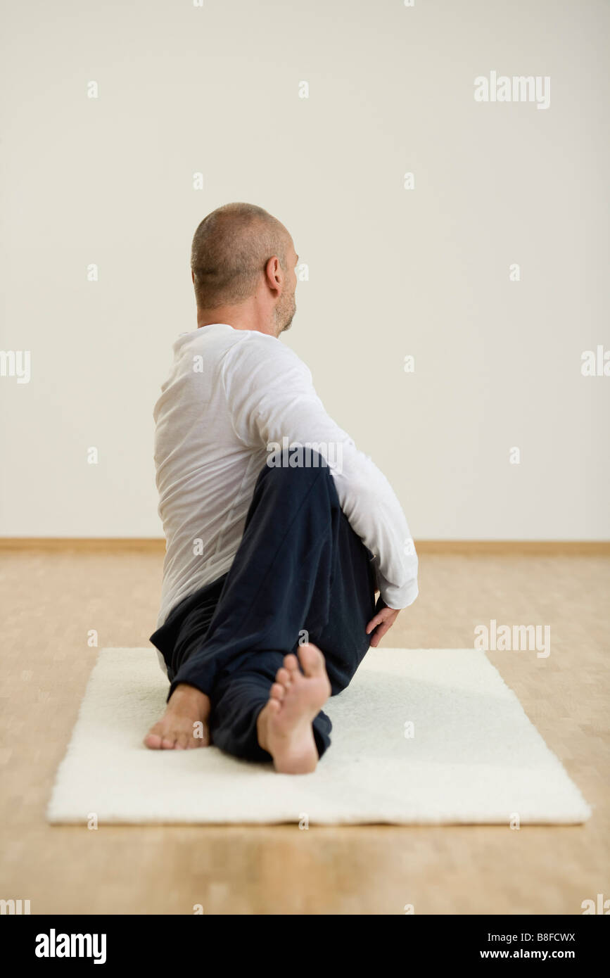 L'exercice de yoga à maturité, Munich, Bavière, Allemagne Banque D'Images