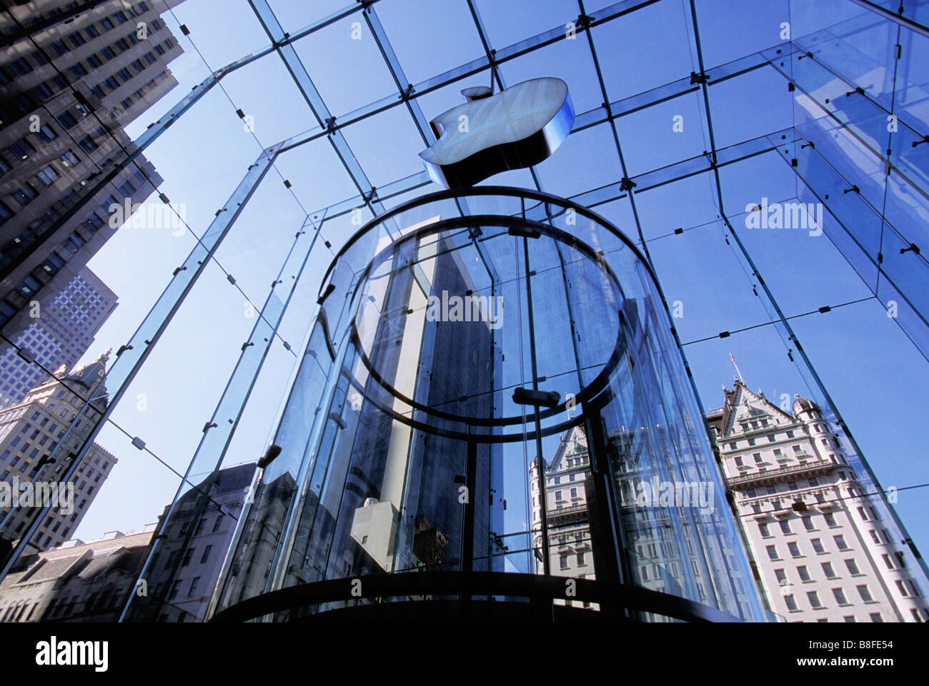 New York City Plaza Hotel vu à travers la vitre de l'Apple Store l'Apple Store de la Cinquième Avenue New York USA Banque D'Images