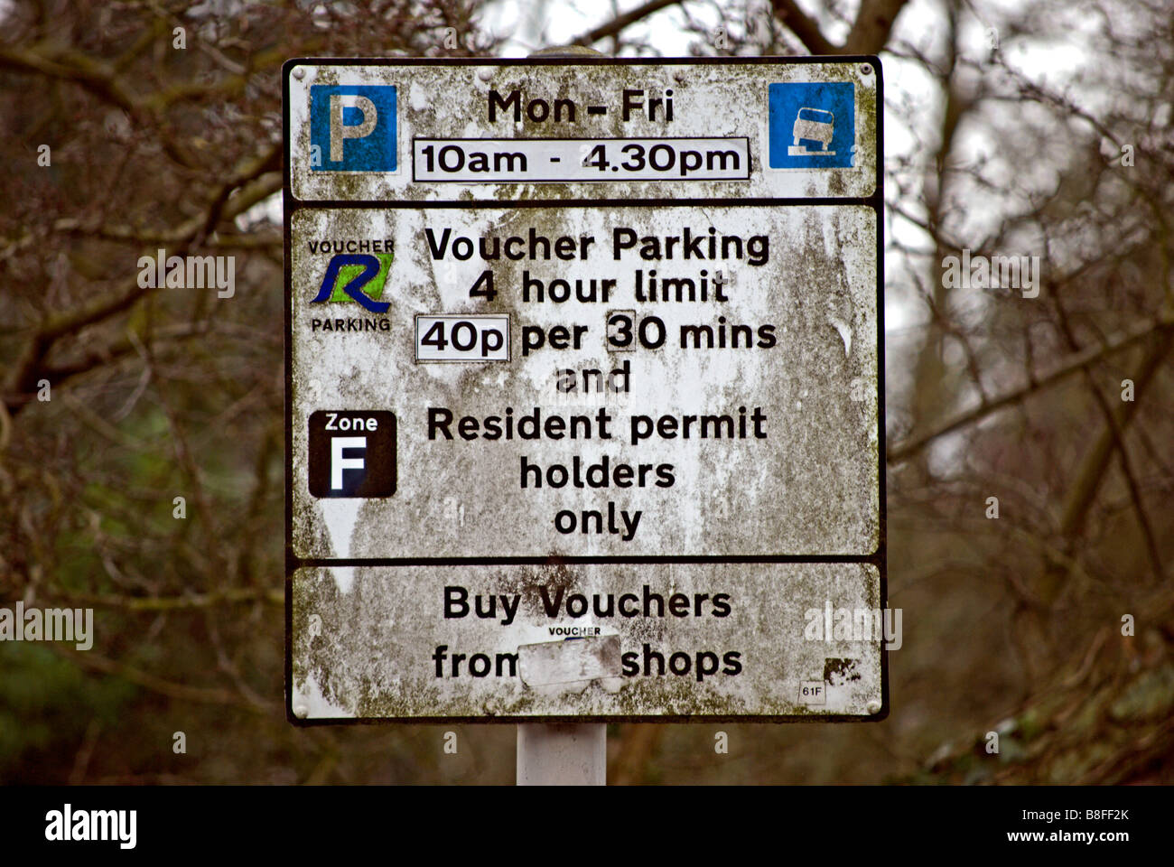 Très sale street sign donnant des détails sur les restrictions de stationnement, dans le London Borough of Richmond upon Thames, Surrey, Angleterre Banque D'Images