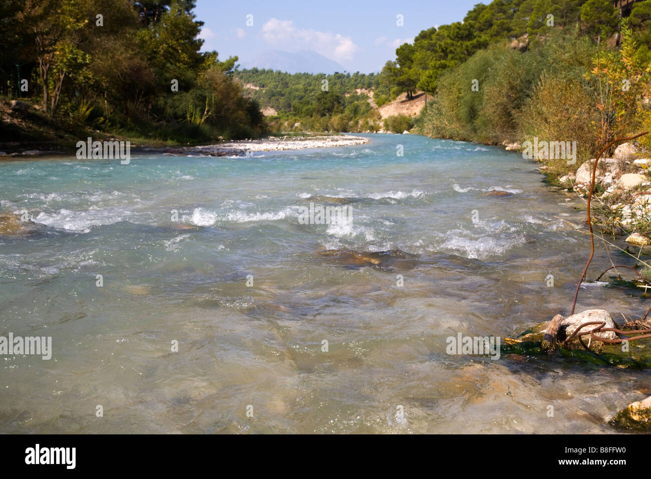 Une rivière qui coule près de la Gorge de Saklikent dans Yakapark Yaka dans Village (Tlos) Turquie Banque D'Images