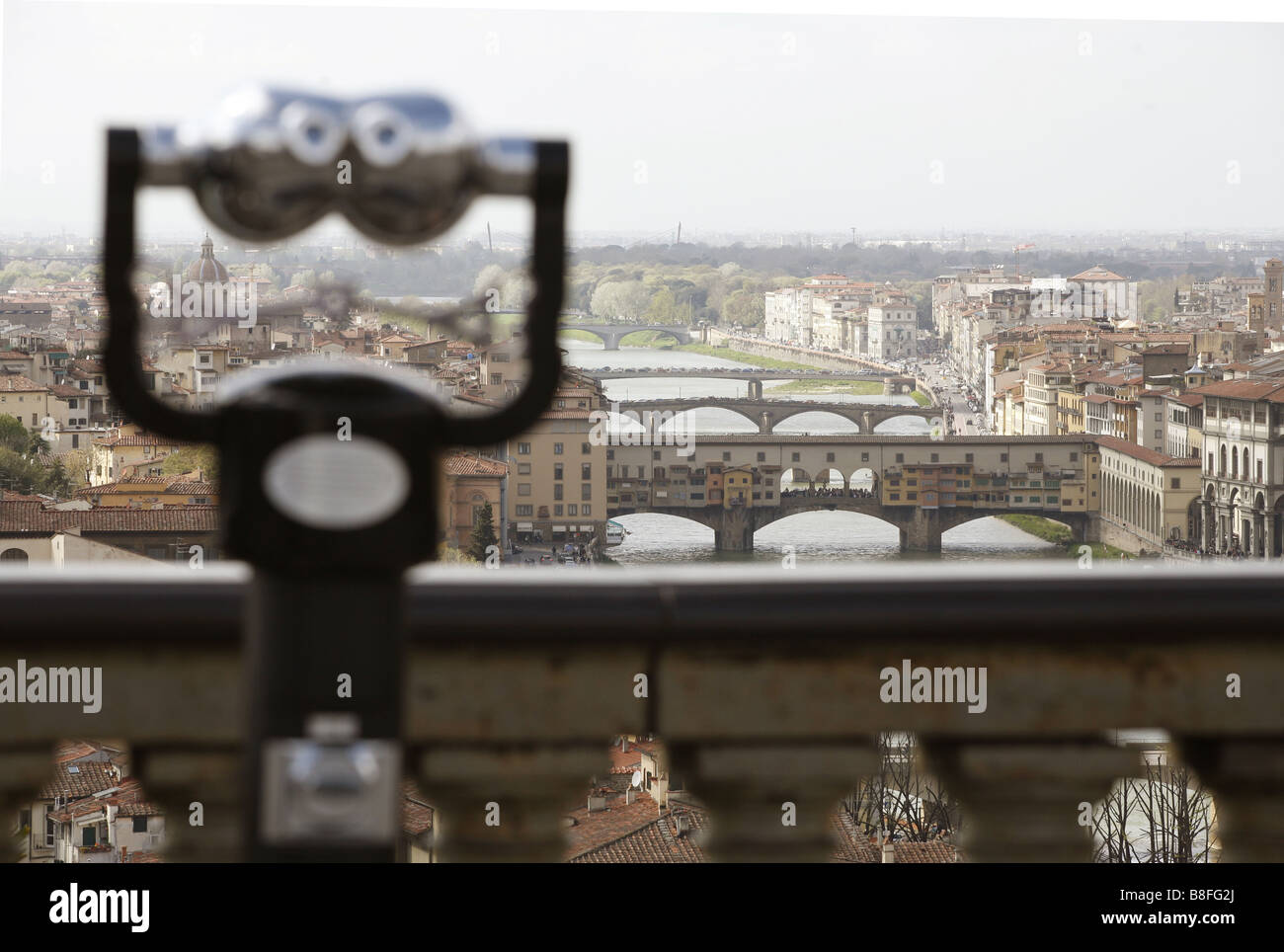 Payer télescope, le Ponte Vecchio et l'Arno, Piazzale Michelangelo, Florence, Toscane, Italie Banque D'Images