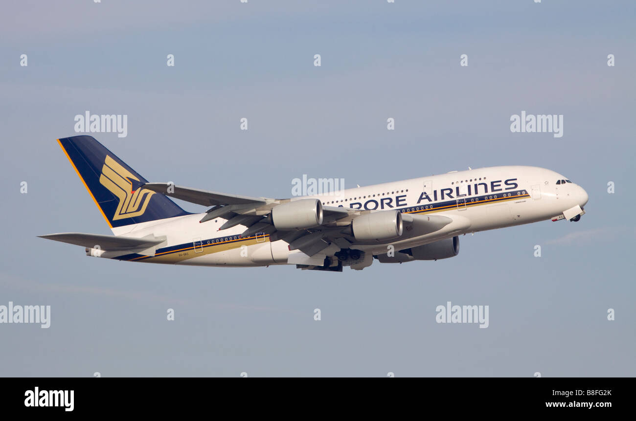 Singapore Airlines Airbus A380-841 décollant de l'aéroport de Londres Heathrow Banque D'Images