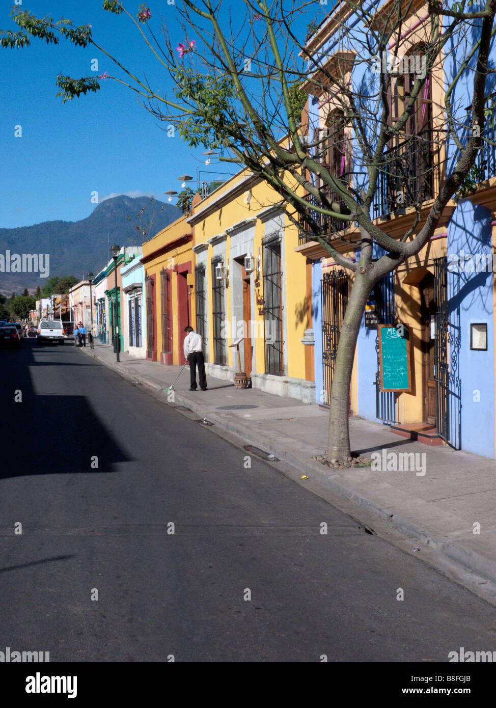 Maisons de couleur vive sur la Calle Reforma qui se termine par une vista de la Sierra Madre del Sur les montagnes qui entourent l'Oaxaca Banque D'Images
