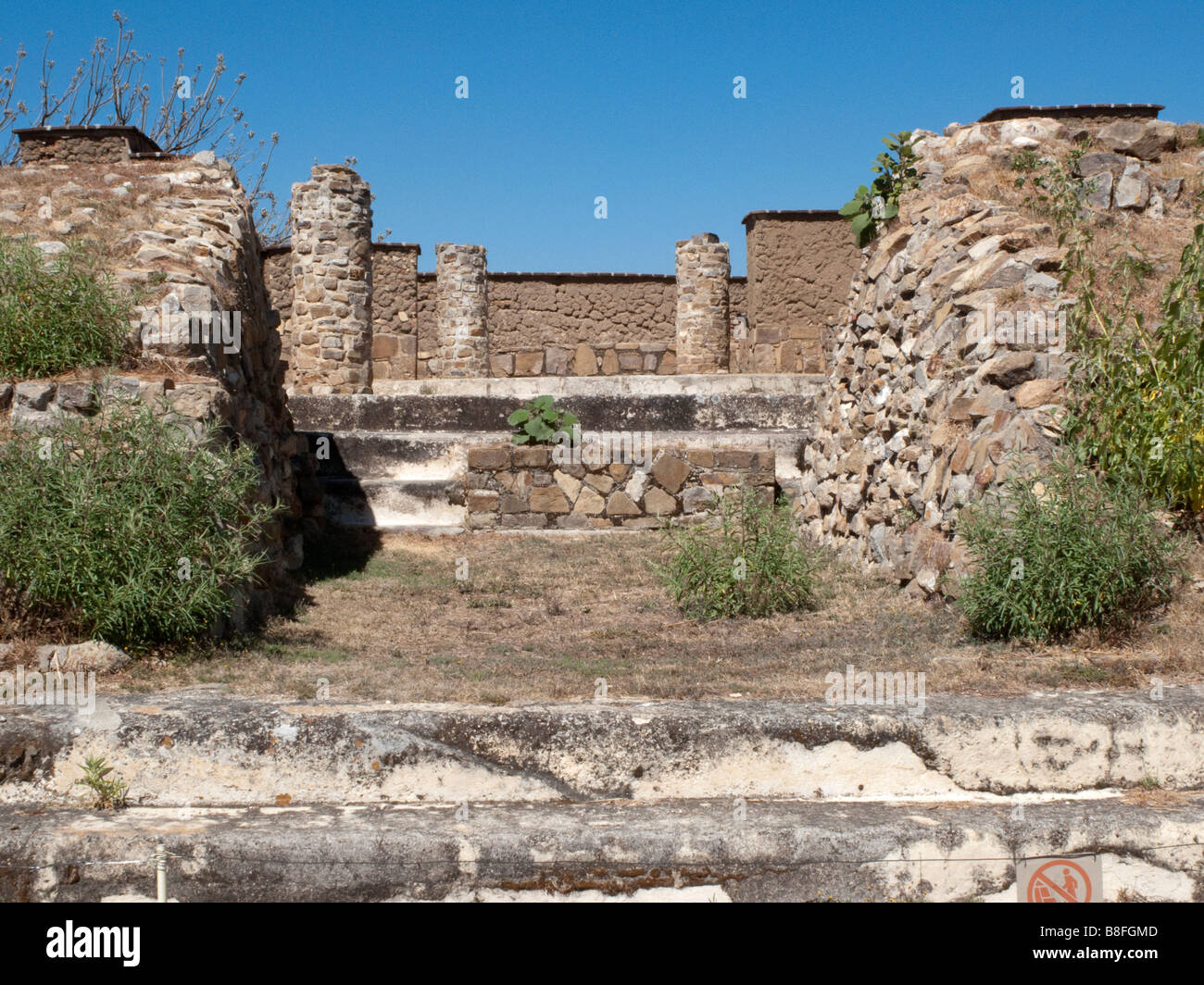 Entrée de la tombe 105 dans les ruines archéologiques de l'ancienne ville de zapotèque Monte Alban, Oaxaca, Mexique Banque D'Images