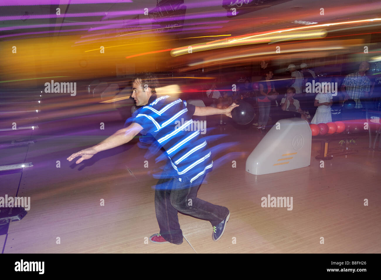 Un homme bowling Banque D'Images