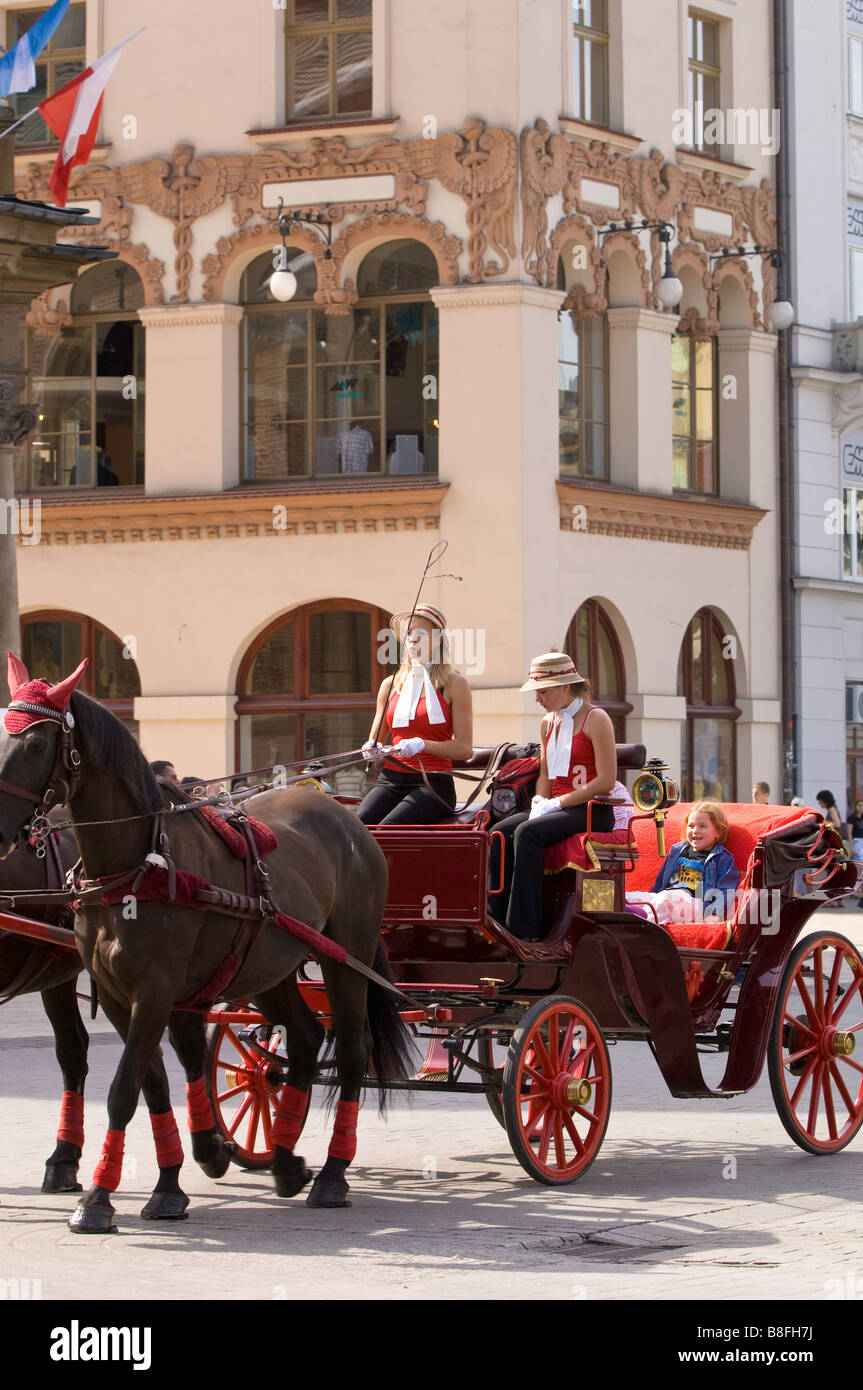 Pologne Cracovie calèches sur Rynek Glowny Banque D'Images