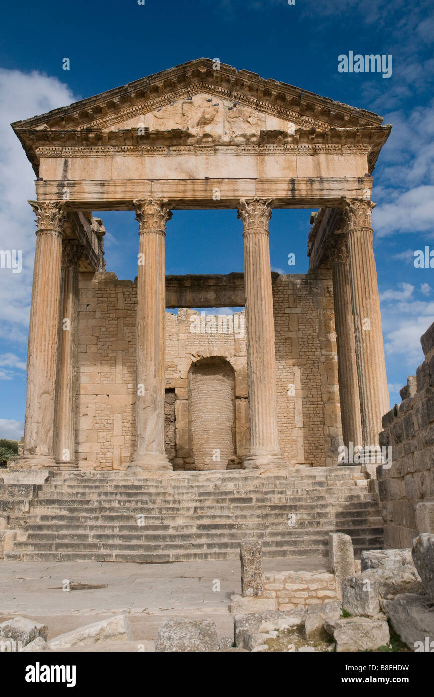 Parmi les ruines romaines de Tunisie Dougga est avec sa splendide Capitol, du point de vue de l'avant Banque D'Images