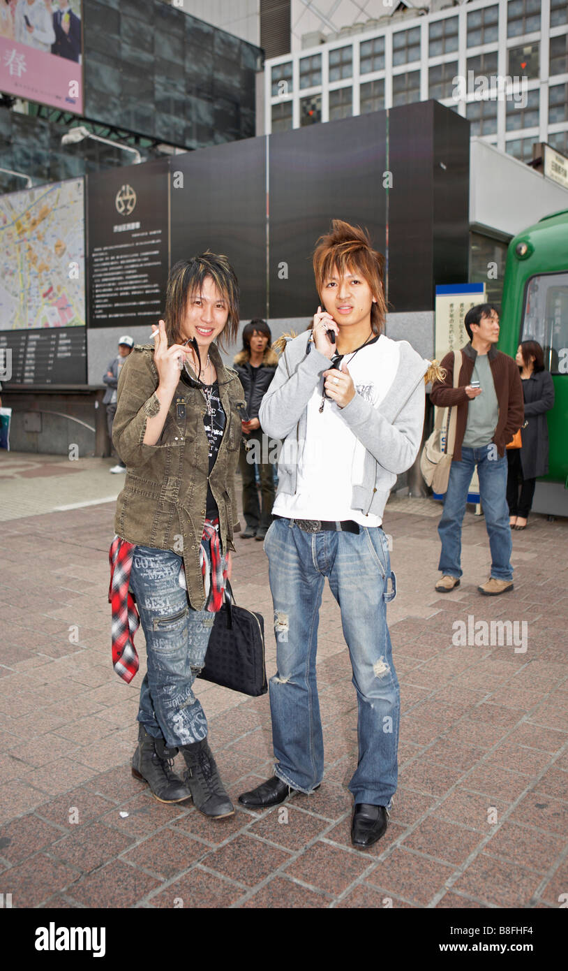 Japon Tokyo SHIBUYA DEUX HOMMES À LA MODE Banque D'Images