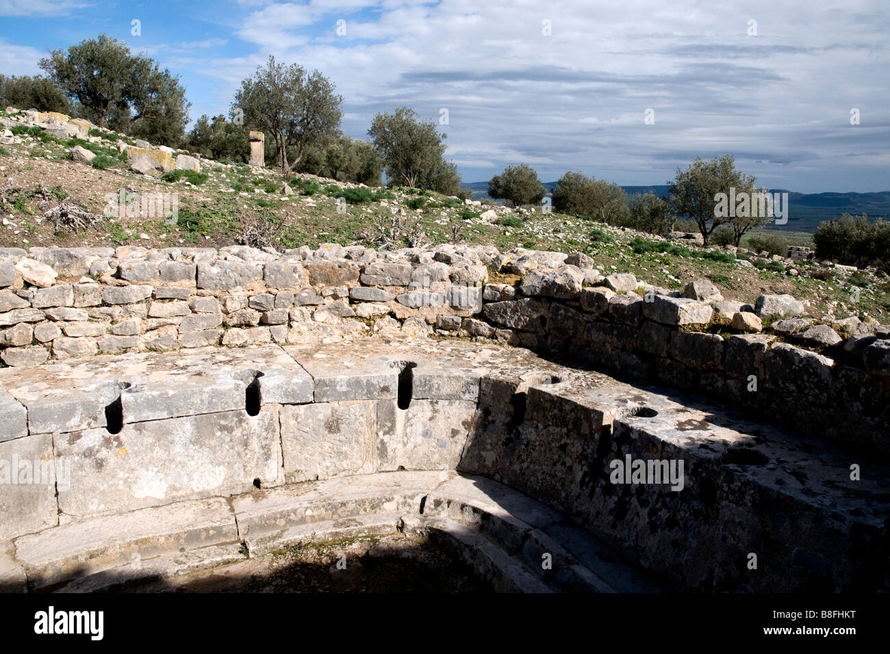 La ville romaine de Dougga figurant des commodités habituelles, ainsi que 12 places sociable cette latrine Banque D'Images