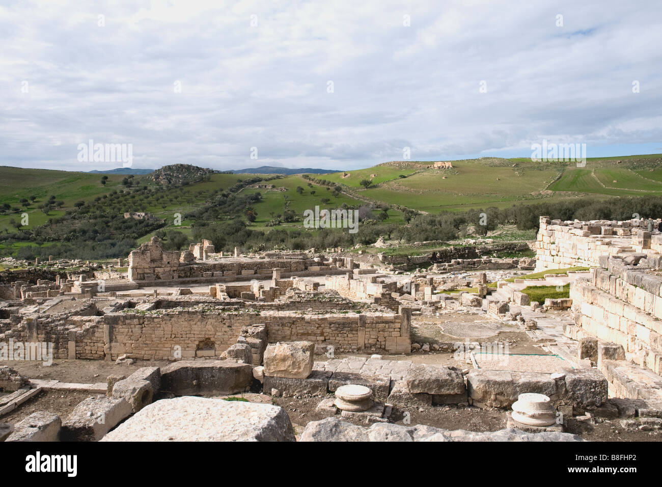Parmi les nombreux vestiges romains Tunisie Dougga est--cette vue en descendant du Capitol Banque D'Images