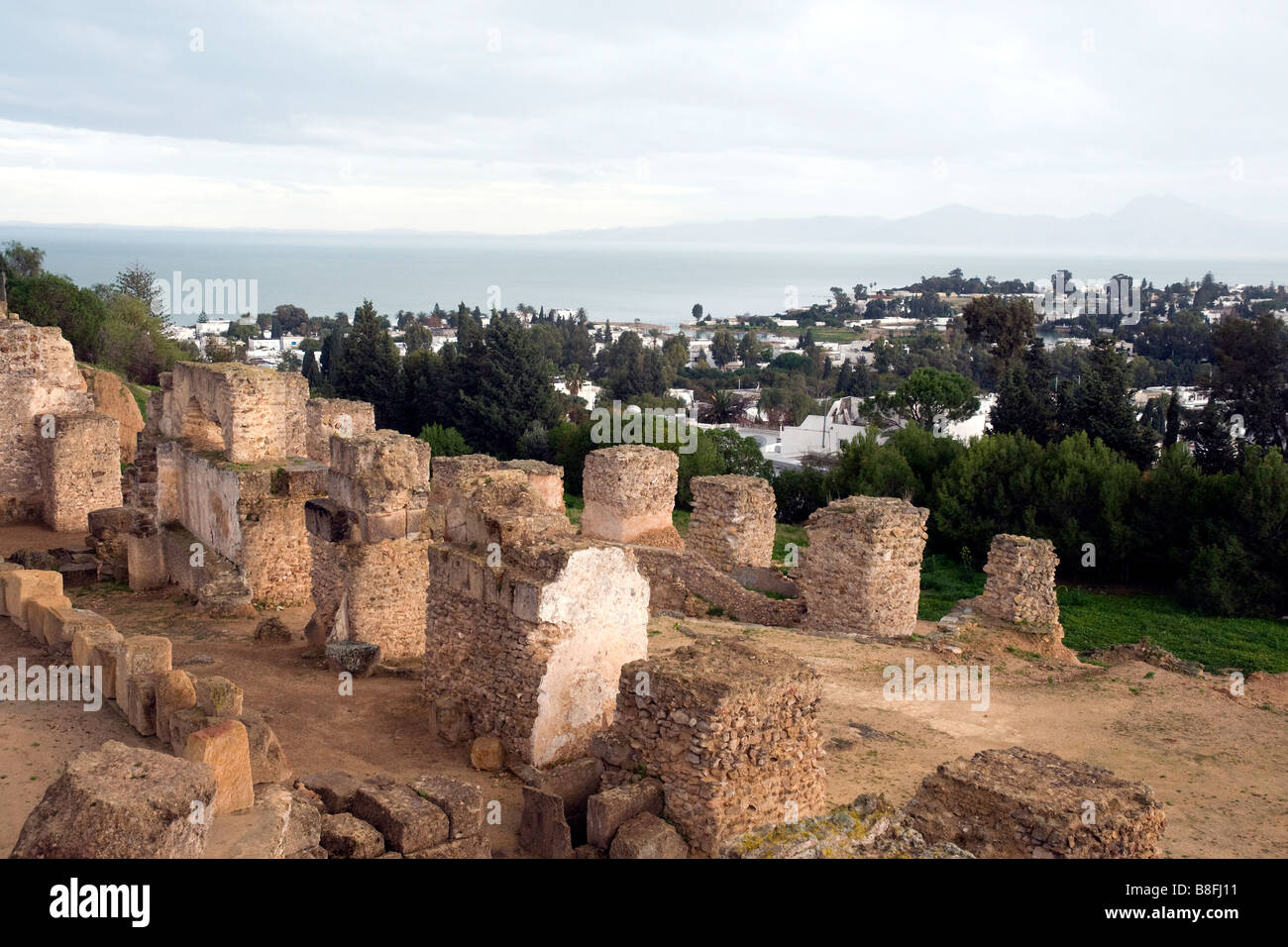 En Tunisie une partie des ruines de l'antique Carthage donnent sur la banlieue et les ports de Tunis Banque D'Images