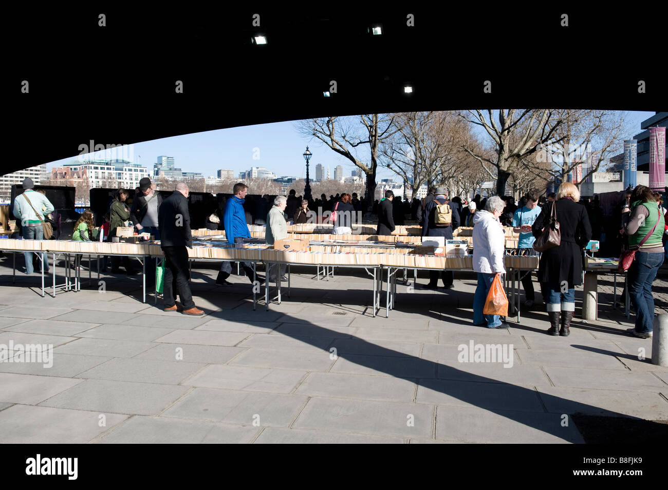 Southbank book market, Londres, sous Waterloo Bridge sur Queen's walk Banque D'Images