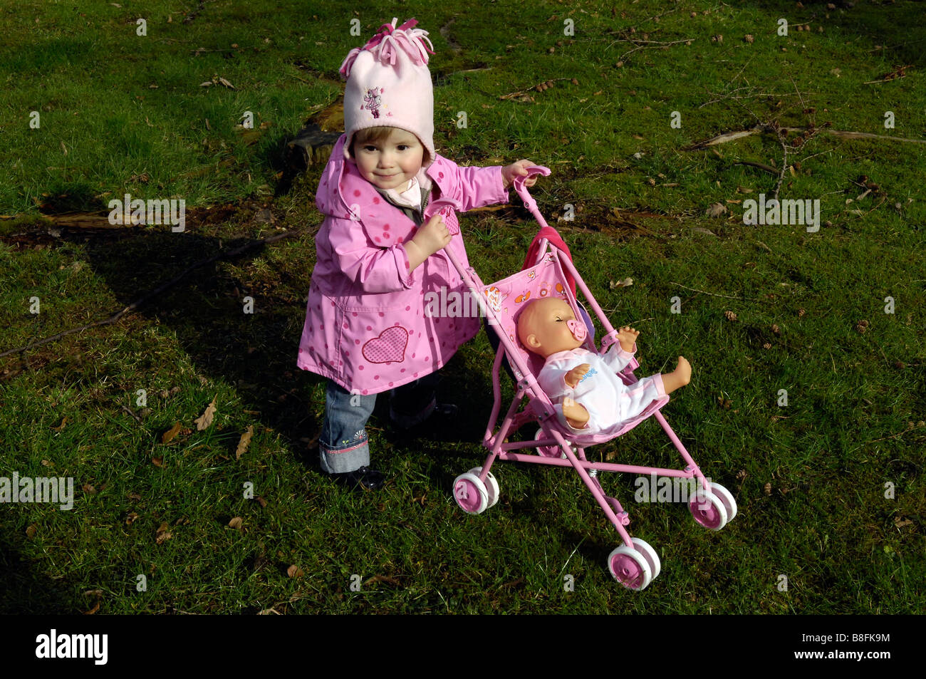 Bébé fille poussant en dehors de la pram toy dolly Photo Stock - Alamy