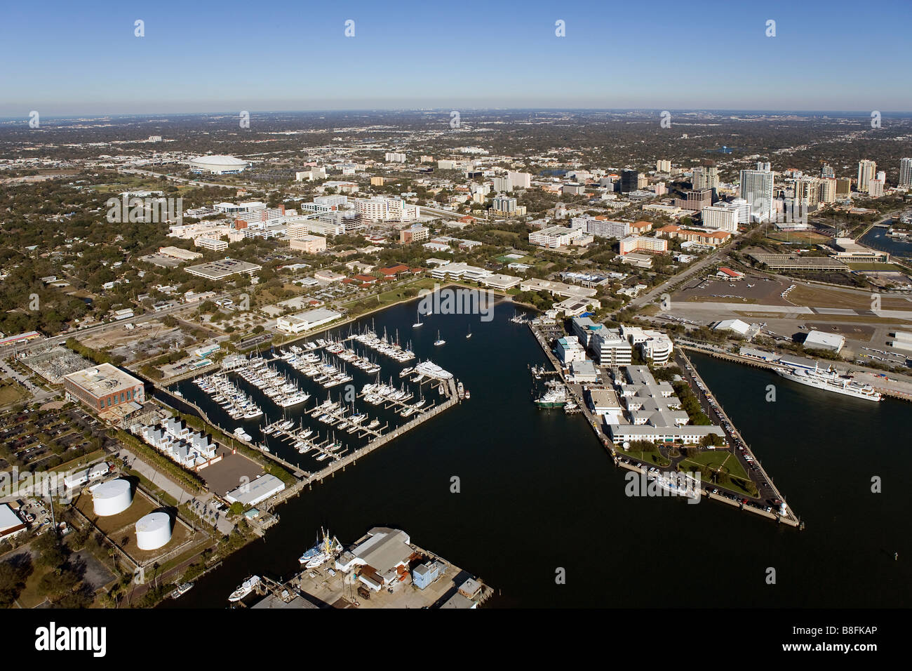 Vue aérienne au-dessus de marinas skyline Saint-pétersbourg Florida Banque D'Images