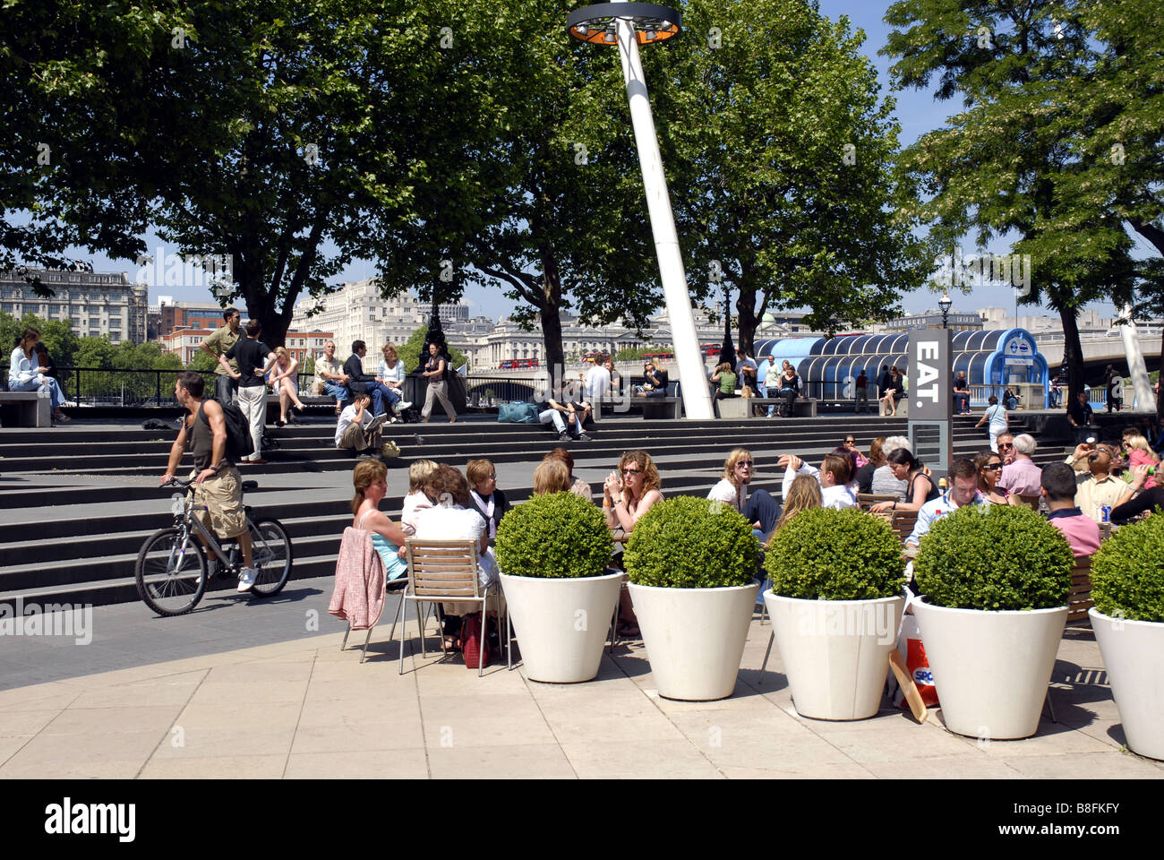 Les touristes profiter de l'été dans un retaurant sur la rive sud, Londres Banque D'Images