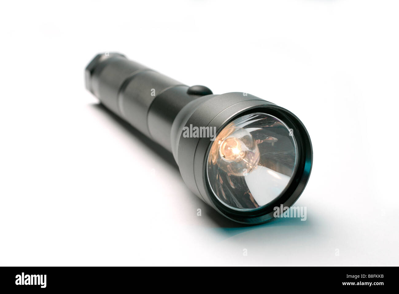 Lampe de poche torche eclairage lumière sombre vision métal brillant lampe rougeoyante découper cropped fond blanc découpe contour Banque D'Images