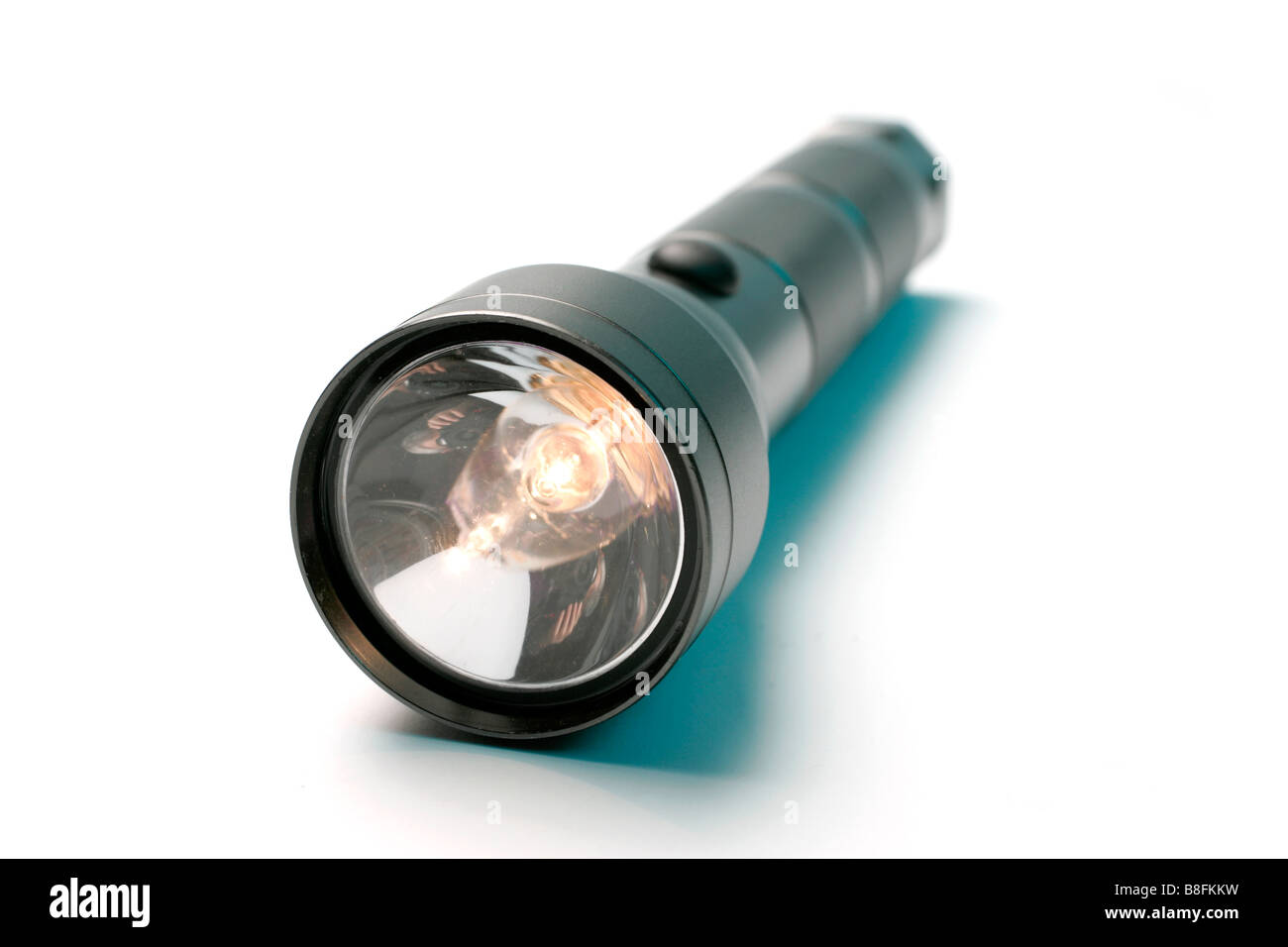 Lampe de poche torche eclairage lumière sombre vision métal brillant lampe rougeoyante découper cropped fond blanc découpe contour Banque D'Images