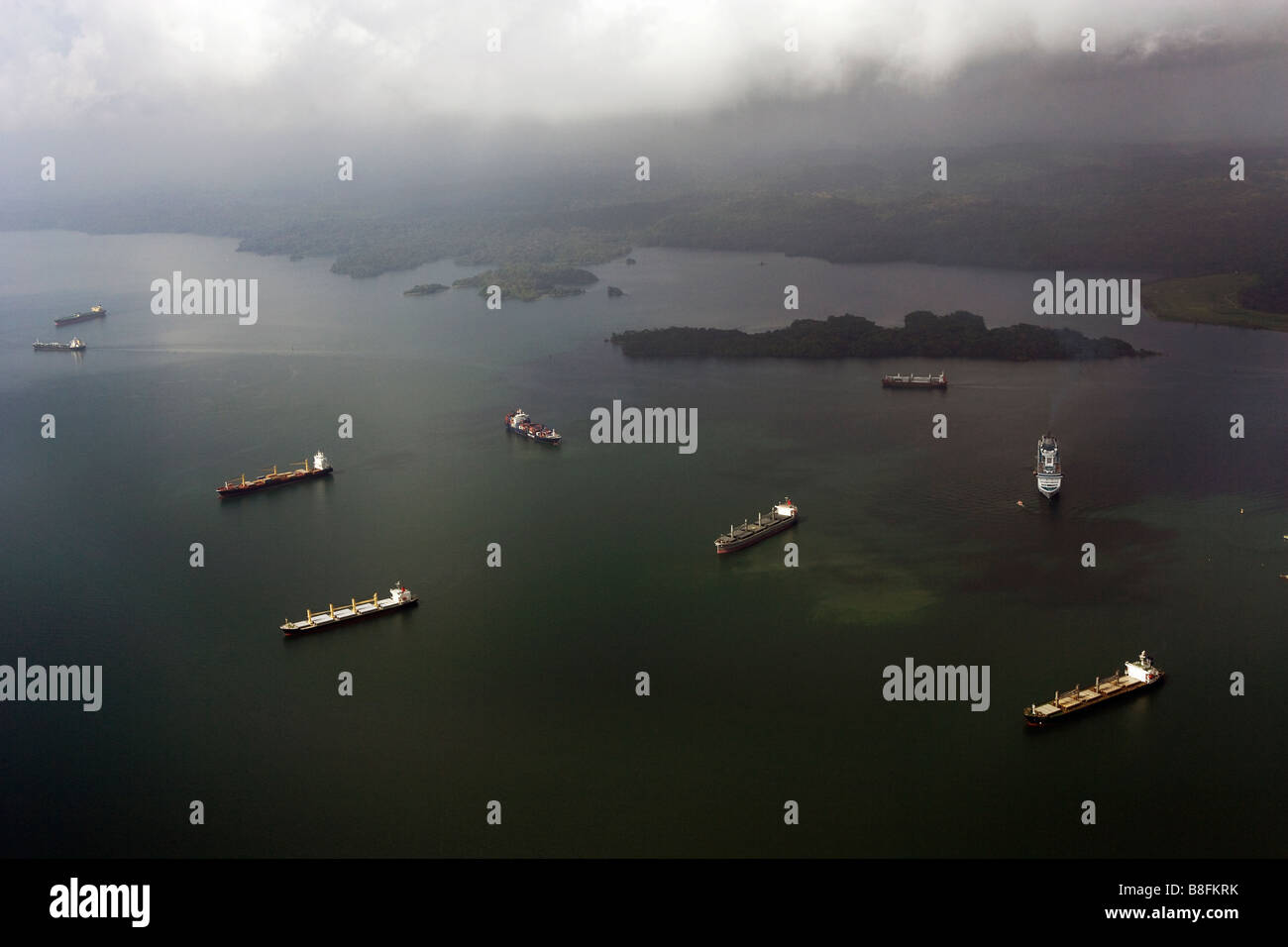 Vue aérienne au-dessus de bateaux qui attendent pour le transit du canal de Panama, le lac Gatun Banque D'Images