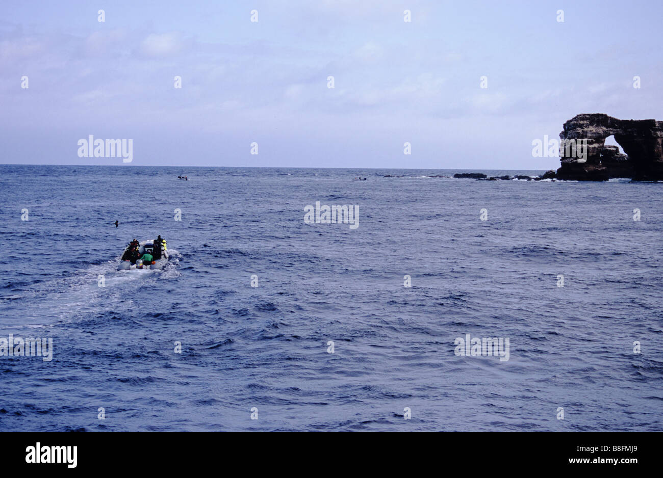Les plongeurs d'être transportés sur le site de plongée sur Darwins Arch, à l'extérieur de l'île de Darwin dans les îles Galapagos. L'Équateur. Banque D'Images