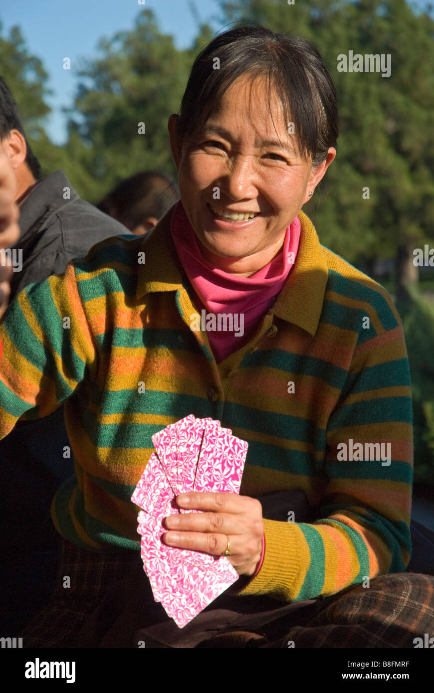 Femme jouant aux cartes Beijing Chine Banque D'Images