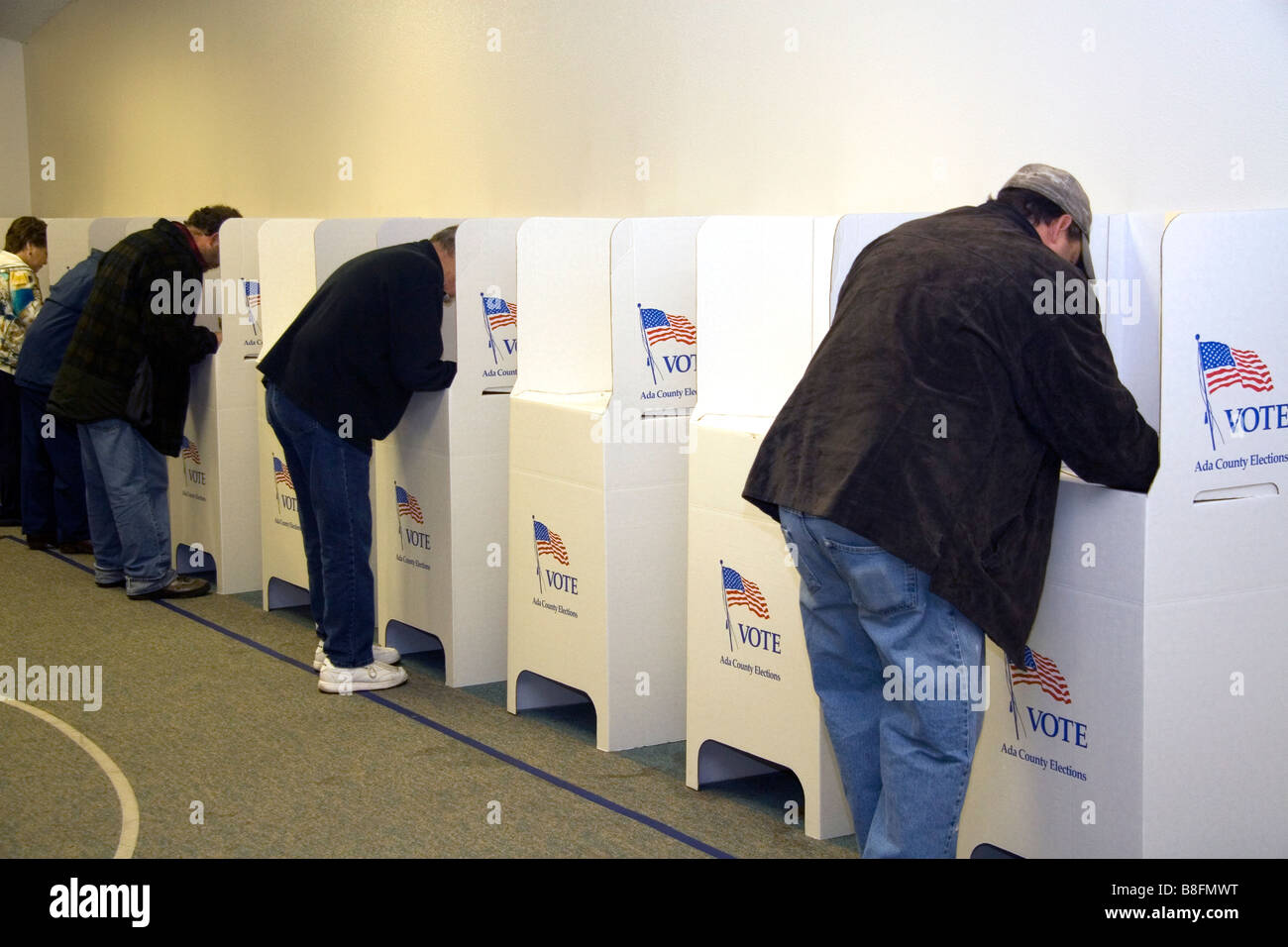 Dans les isoloirs en carton de vote à un bureau de scrutin à Boise IDAHO USA Banque D'Images
