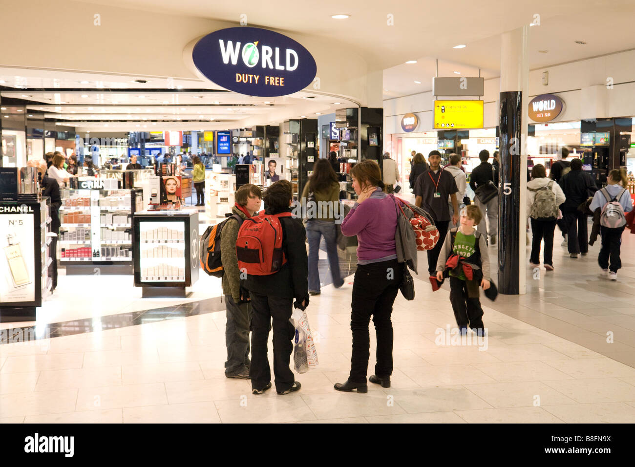 Shoppers au World Duty Free Shop, Departure lounge, Terminal 1, Heathrow Airport, Londres Banque D'Images