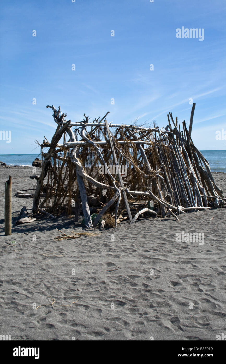 Tente faites de bois flotté sur la plage de Hokitika Nouvelle Zélande Banque D'Images