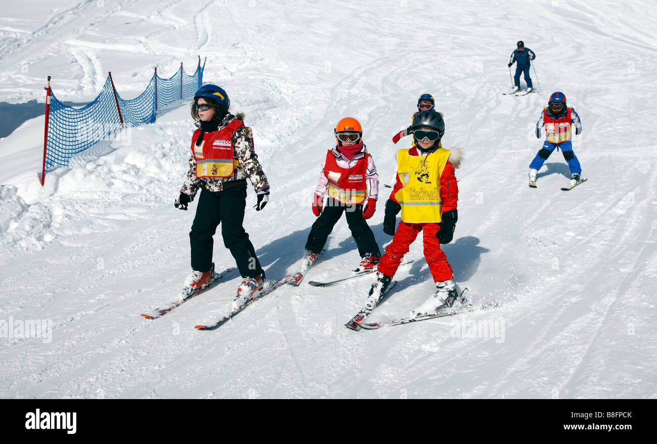 Jeunes Débutants dans une classe de ski sur les Alpes autrichiennes. Banque D'Images