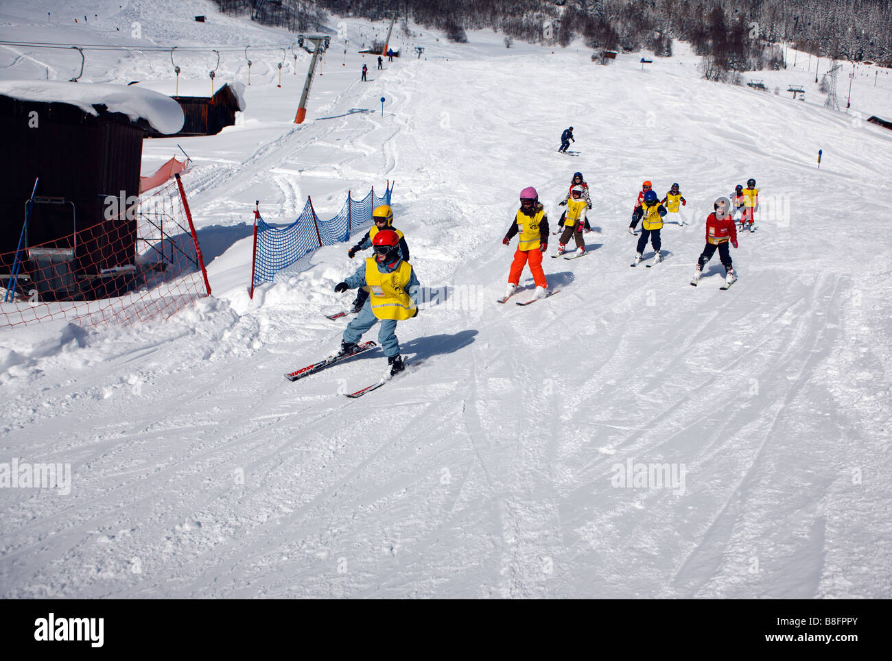 Jeunes Débutants dans une classe de ski sur les Alpes autrichiennes. Banque D'Images