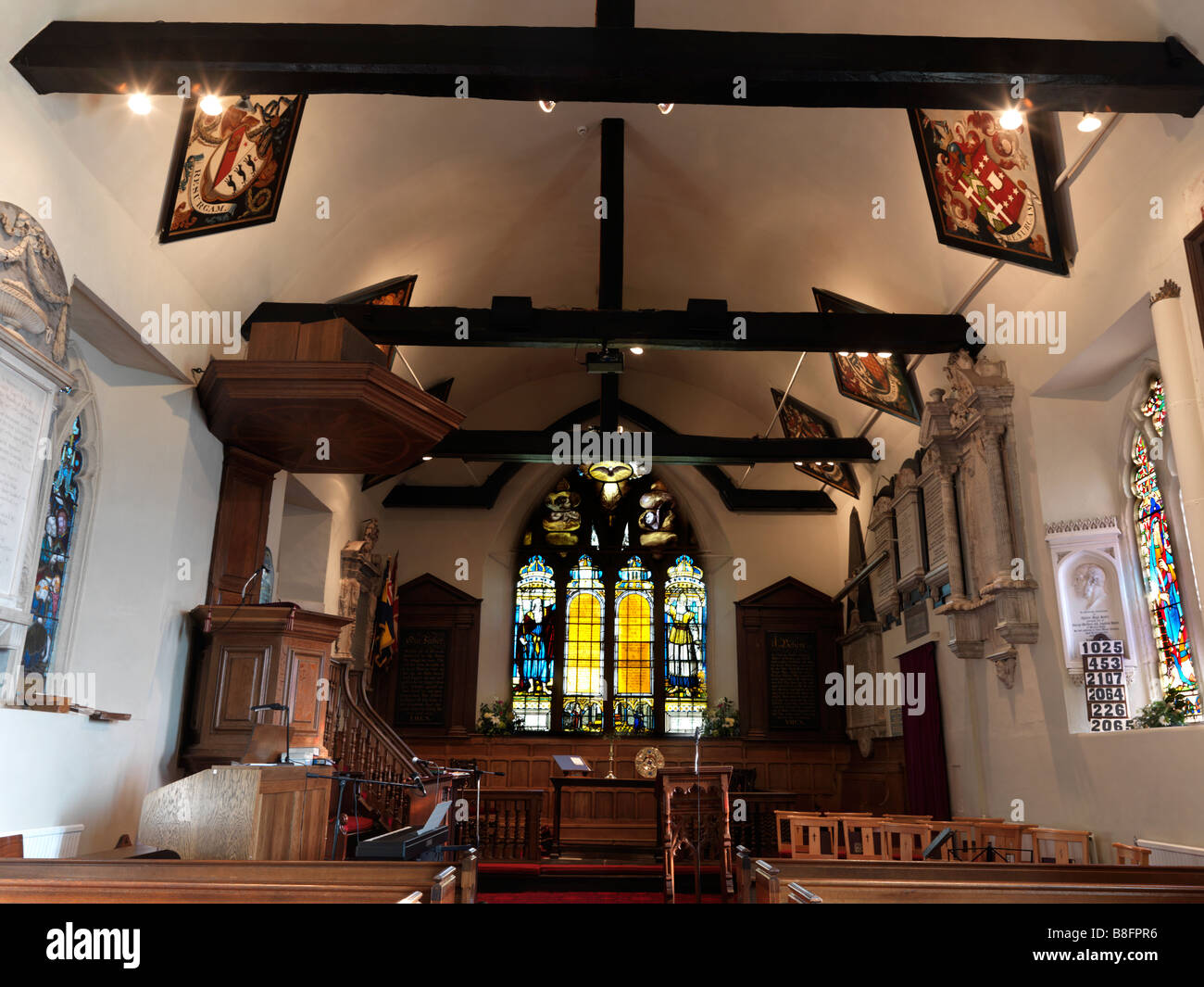 Intérieur de l'église St Lawrence avec murs blanchis à la chaux, poutres en bois et chaire en bois incrusté Morden Surrey Angleterre Banque D'Images