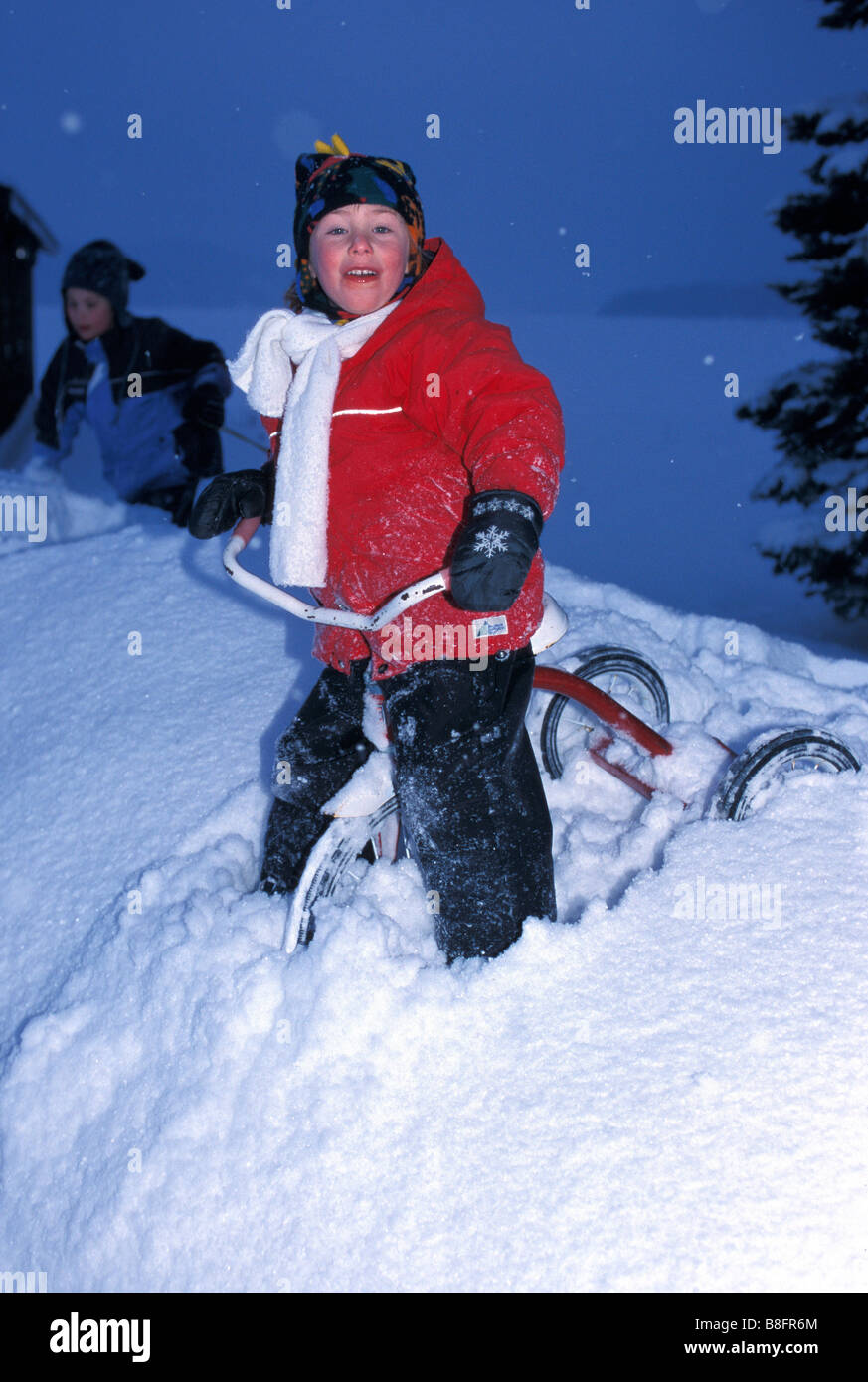 Tricycle en fille dans la neige dans le nord de l'ontario Photo Stock -  Alamy
