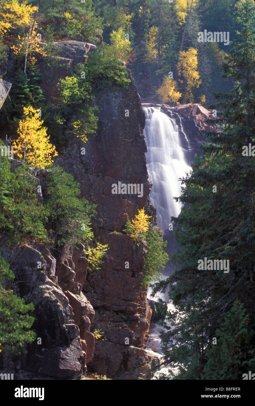 Chute d'eau à Aubrey Falls Provincial Park Octobre Banque D'Images