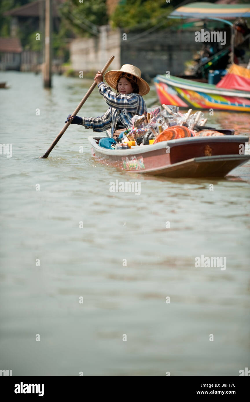 Les femmes thaïlandaises son magasin aviron bateau sur une rivière Banque D'Images