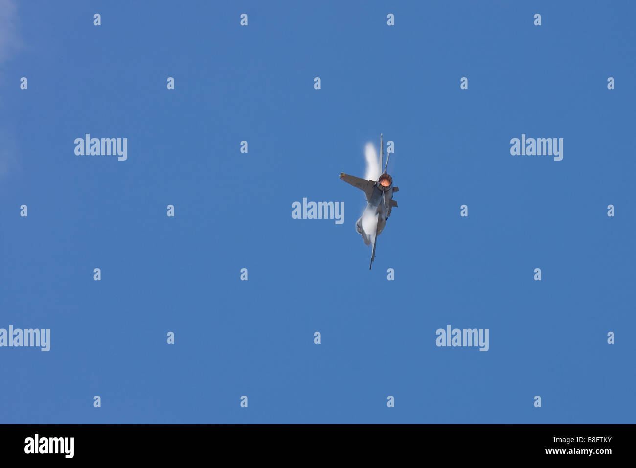 F-16 Fighting Falcon dans un virage. Banque D'Images