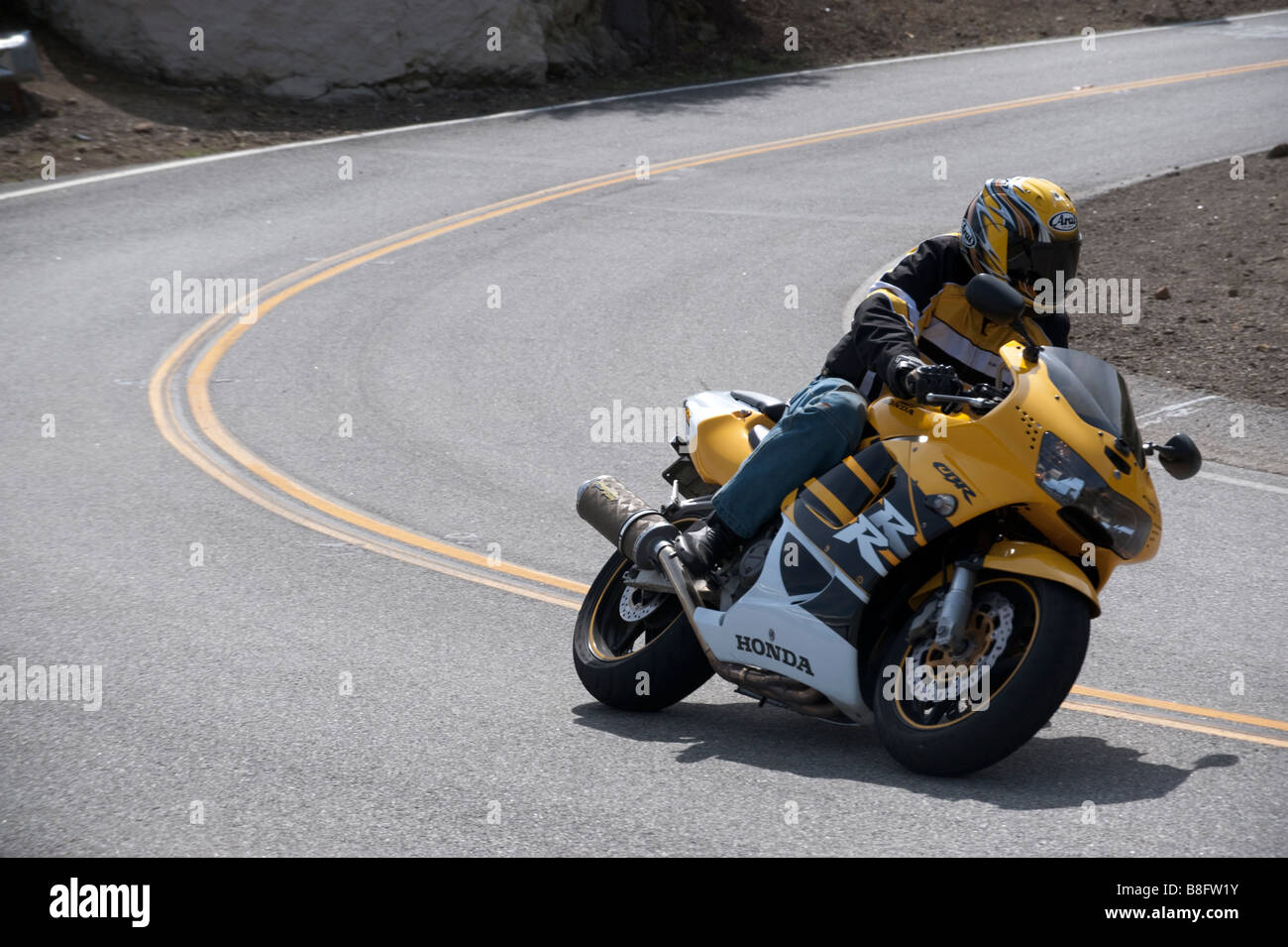 Et moto Rider sur Mulholland Highway en Californie du Sud Banque D'Images