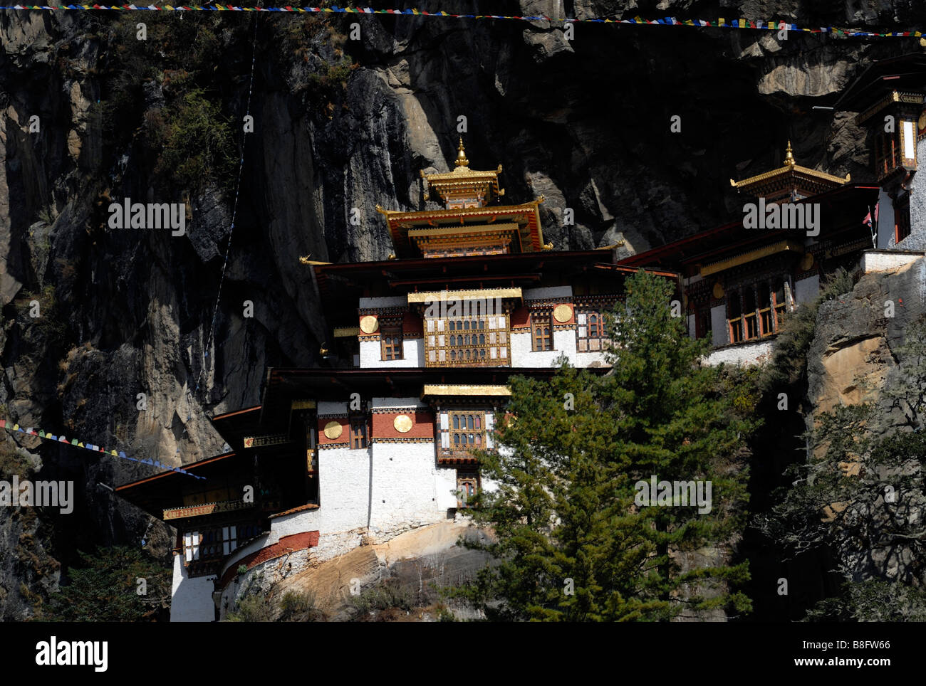 Paro Taktsang Goemba, monastère, savoir que les tigres Nest est perché à mi-flanc de montagne falaise. Banque D'Images