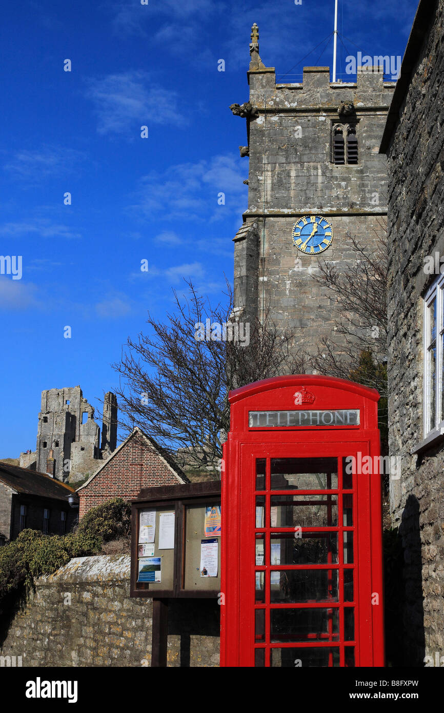 Eglise de Saint Edward et téléphone rouge fort village Corfe Castle Dorset Angleterre Banque D'Images