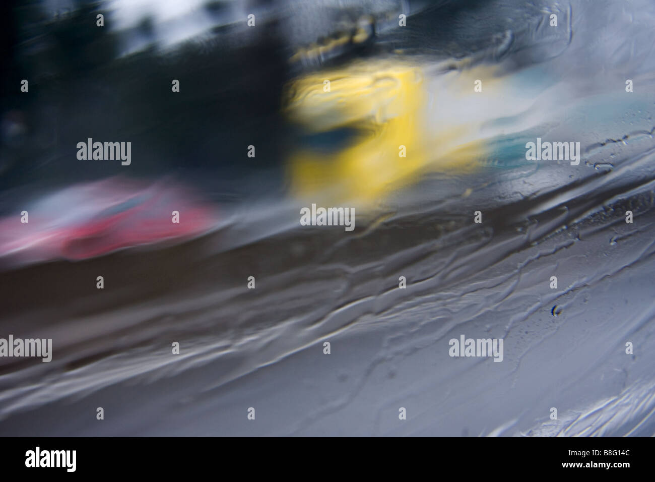La circulation sur autoroute dans la pluie lourde en europe Banque D'Images