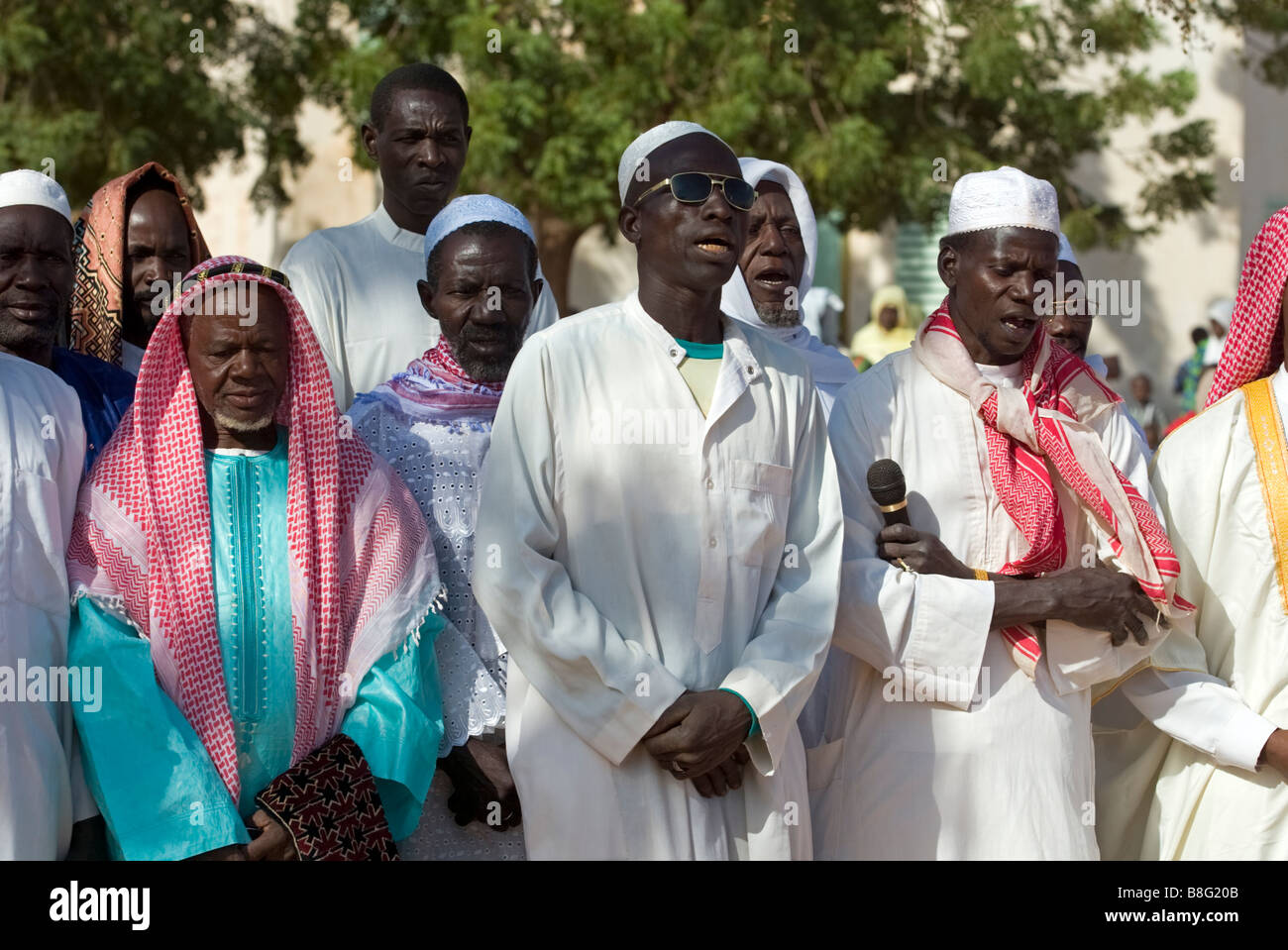 Les Africains musulmans dans un Vendredi prier Ouagadougou Burkina Faso Banque D'Images