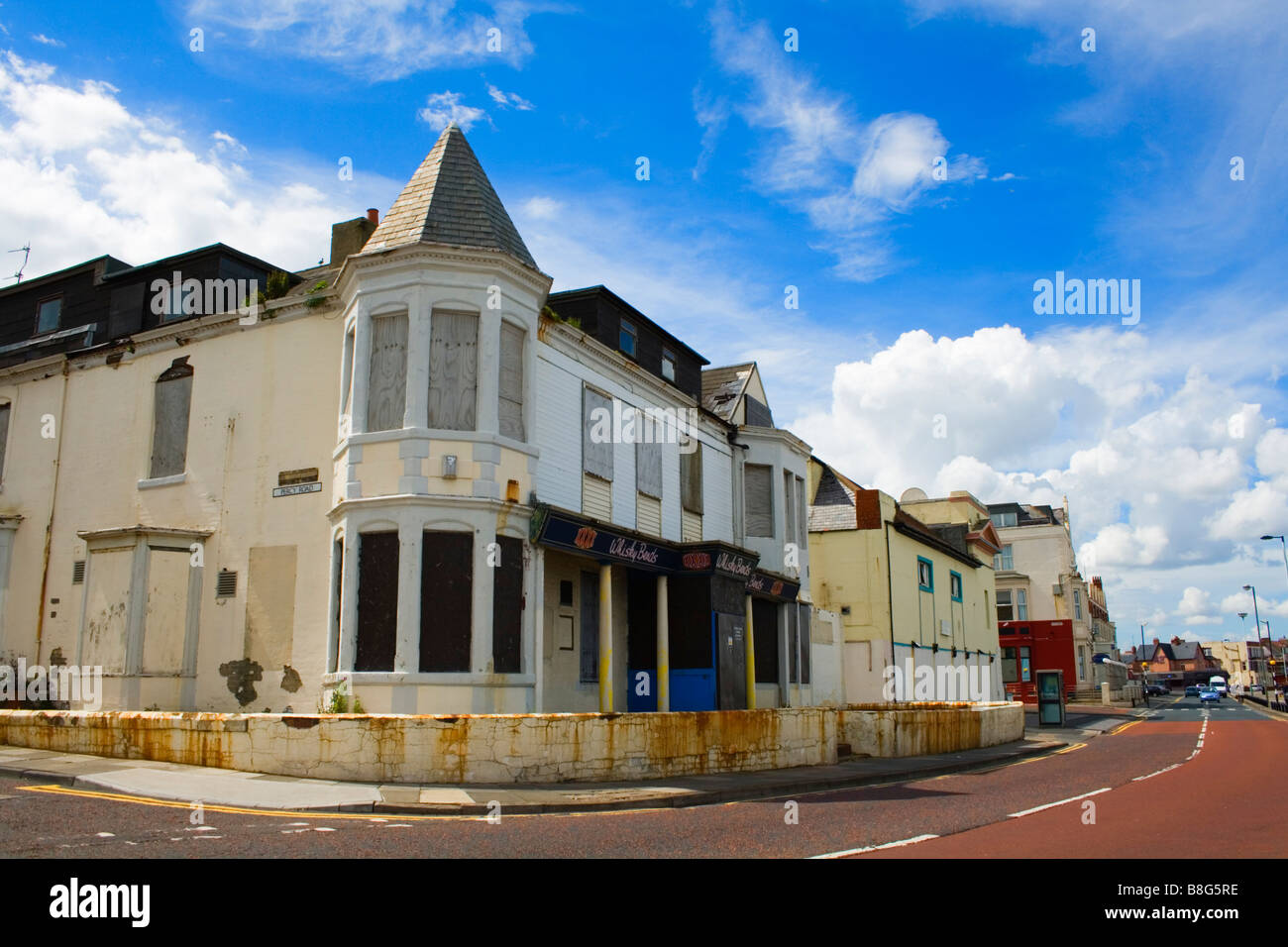 L'ancien pub Whisky se penche sur Whitley Bay front de mer sur la côte nord-est de l'Angleterre. Banque D'Images